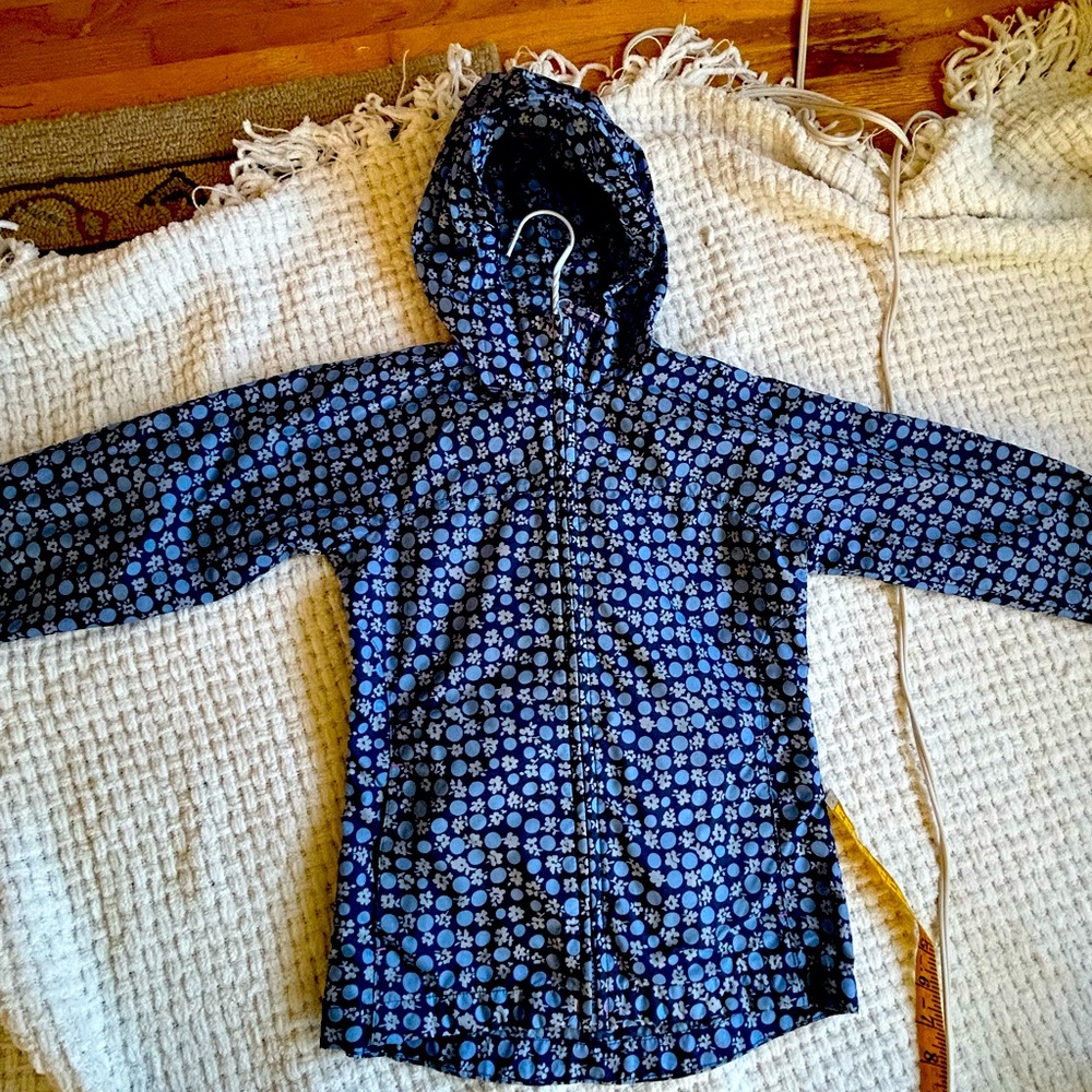Lands’ End unlined spring raincoat with blue pattern. Girls medium 5-6.